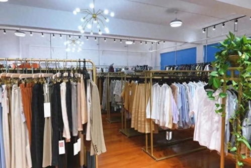美女企業(yè)家變身時(shí)尚主播，金山寶藏服裝工廠店引領(lǐng)消費(fèi)新潮流